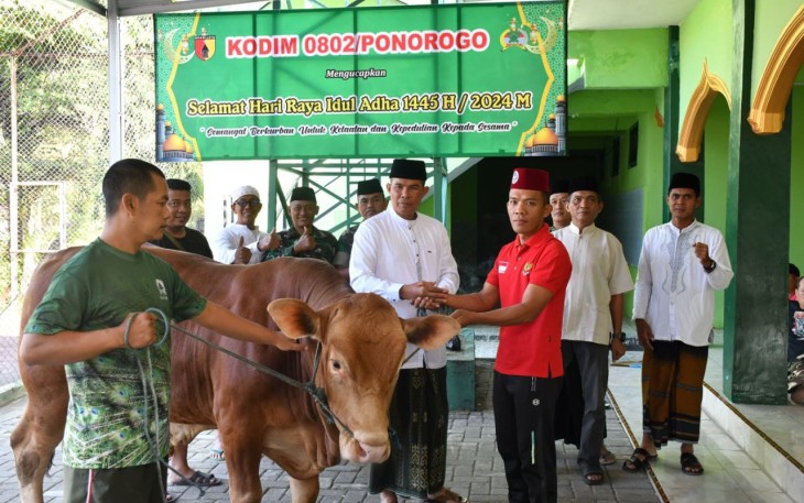 Dandim 0802/Ponorogo saat serahkan hewan kurban