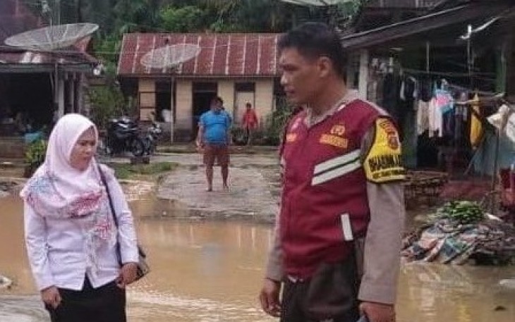 Polisi dari Polsek Batang Angkola bantu bersihkan Rumah warga di Desa Lumban Jabi-jabi, Kecamatan Tantom Angkola, Kabupaten Tapanuli Selatan, Rabu (3/1/2024) pagi