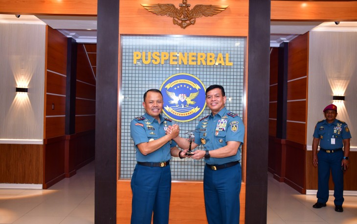 Komandan Pusat Penerbangan Angkatan Laut (Danpuspenerbal), Laksda TNl Sisyani Jaffar menerima Courtesy Call (CC) Gubernur Akademi Angkatan Laut (AAL), Laksda TNI Dato Rusman Sutan Nurdin yang diterima di Ruang VlP Gedung R. Kasenda, Mako Puspenerbal, Juanda, Selasa (24/12/2024)