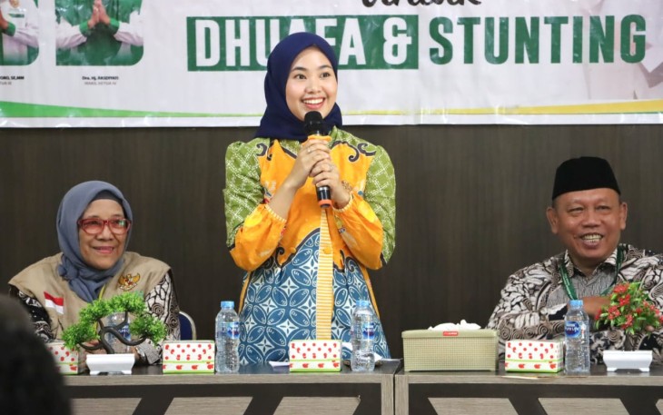 Ketua TP PKK Bintan Hafizha Rahmadhani saat turut serta dalam pendistribusian paket sembako dhuafa, paket bantuan stunting dan santunan anak yatim, Rabu (31/01) di Aula Kantor Desa Gunung Kijang.