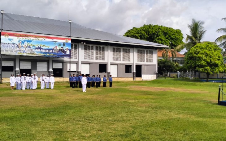 Komandan PangkalanTNI AL (Danlanal) Kolonel Laut (KH/W) Rinanda Sintasari., S. Sos., M. Tr. A.P bertindak sebagai Inspektur Upacara Hari Dharma Samudra tahun 2024 bertempat di Lapangan Apel Mako Lanal Malang Jl. Yos Sudarso Kel. Kasin Kec. Klojen Malang, Senin (15/01/2024)
