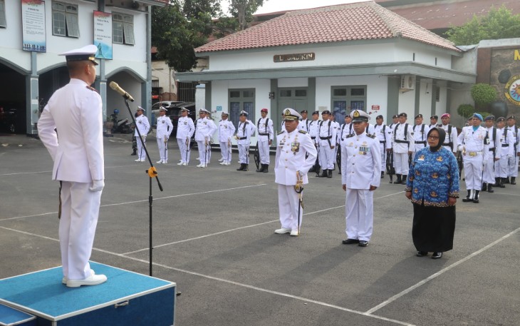Komandan Pangkalan TNI AL (Danlanal) Tegal Letkol Laut (P) Adi Surono, S. T., M. T., M. Tr. Hanla., CTMP., memimpin jalannya Upacara Wisuda Purna Bhakti Prajurit dan PNS serta pelepasan PgS. Pasops Lanal Tegal Lettu Laut (P) Aji Guntur ke tempat penugasan yang baru di Lapangan Apel Mako Lanal Tegal Jalan Proklamasi No. 1 Kota Tegal, Jumat (15/03)