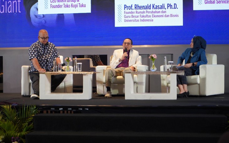 Direktur Keuangan, Treasury & Global Services Bank Jatim Edi Masrianto saat menjadi pembicara dalam talkshow Wawasan Business Forum #TheNextGiant Suara Surabaya pada Jumat malam (23/2). 