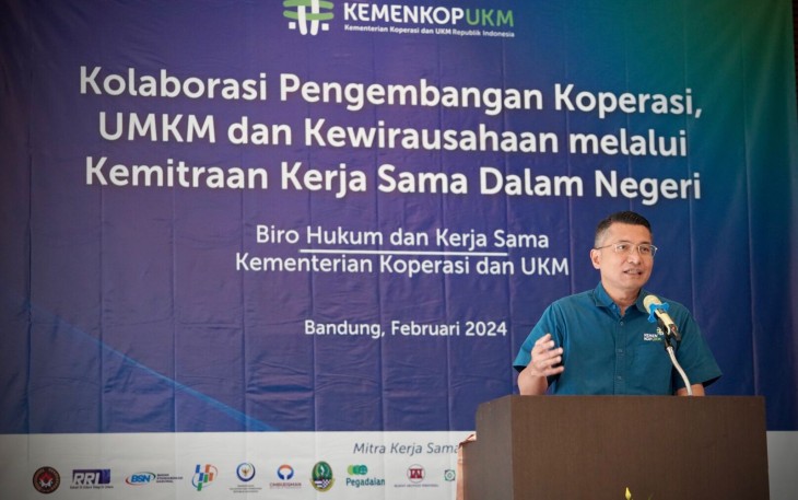 Kepala Biro Hukum dan Kerja Sama KemenKopUKM Henra Saragih hadir dalam kegiatan Kolaborasi Pengembangan Koperasi, UMKM dan Kewirausahaan melalui Kemitraan Kerja Sama Dalam Negeri, di Bandung, Selasa (6/2).
