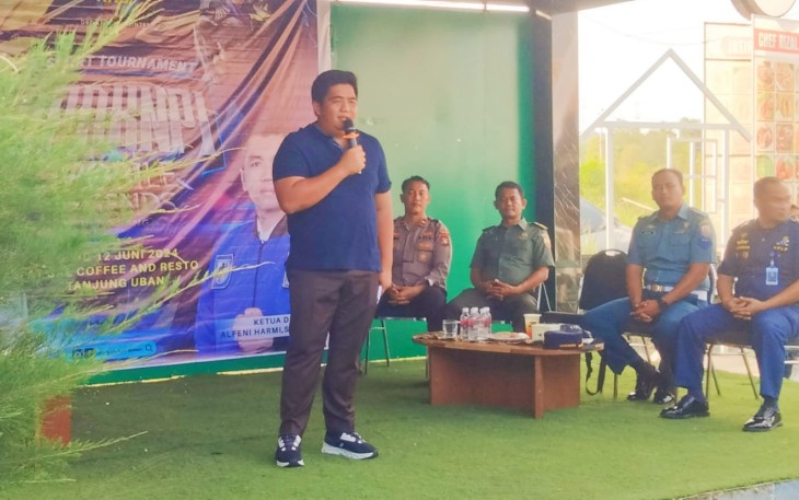Bupati Bintan Roby Kurniawan saat membuka Turnamen e Sports Mobile Legends yang diselenggarakan DPD KNPI Bintan, Senin sore (10/06) di 3AL Coffee and Resto Tanjung Uban.