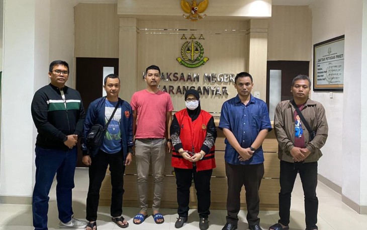 S, tersangka kasus dugaan tindak pidana pencucian uang (TPPU) dan korupsi PUD BPR Bank Karanganyar saat diamankan Kejari Karanganyar, Rabu (25/9/2024)