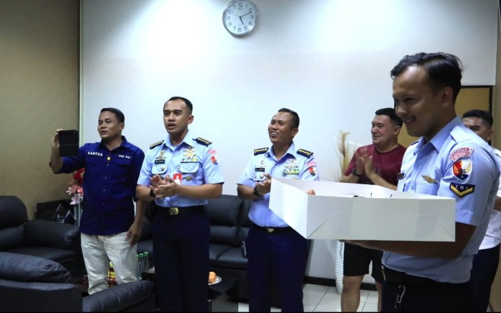Danlanud Sultan Hasanuddin Berikan Kejutan Kepada Kepala General Manager PT. Angkasa Pura Indonesia Bandara Sultan Hasanuddin