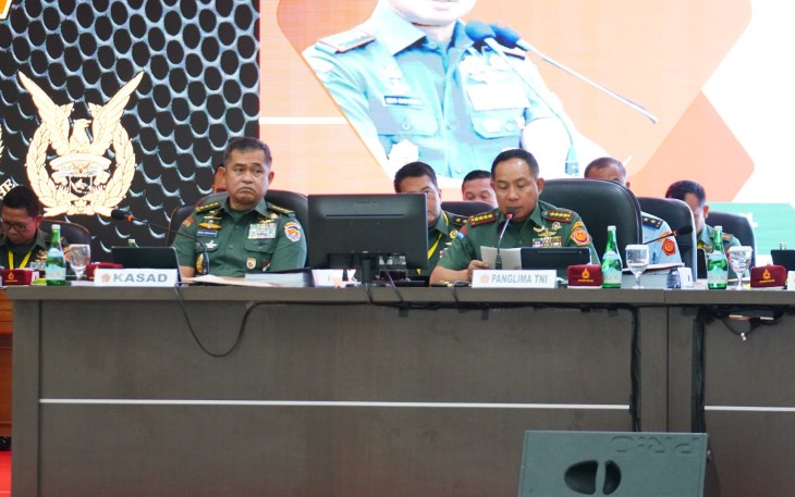 Panglima TNI Jenderal TNI Agus Subiyanto didampingi Kasad Jenderal TNI Maruli Simanjuntak, Kasal Laksamana TNI Muhammad Ali, dan Kasau Marsekal TNI Mohamad Tonny Harjono, memimpin Sidang Pantukhir Pusat penerimaan Taruna Akademi TNI TA 2024, bertempat di Gedung Lily Rochli, Akademi Militer, Magelang, Jawa Tengah, Kamis (25/7/2024)