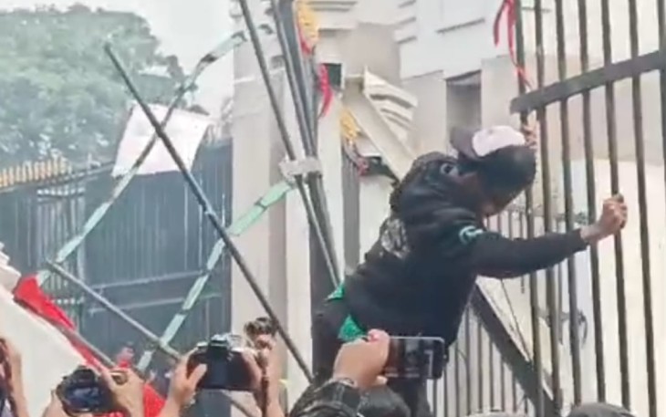 Pintu pagar Gerbang Pancasila di belakang Gedung DPR MPR RI berhasil dijebol massa aksi mahasiswa pada Kamis (22/8/24)