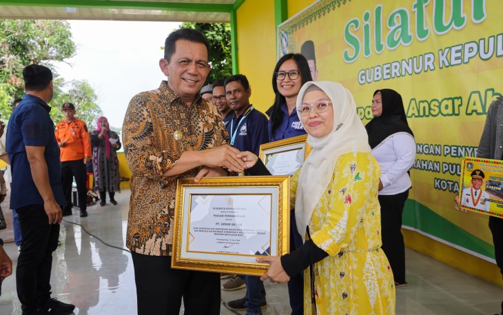 Gubernur Ansar saat Serahkan Bantuan