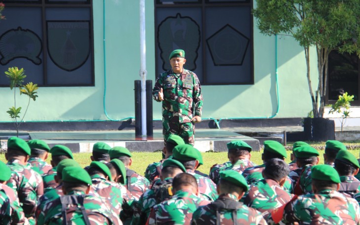 Dandim 0806/Trenggalek, Letkol Czi Yudo Aji Susanto, S.Sos., M.A., memberikan Jam Komandan kepada seluruh Babinsa Kodim 0806/Trenggalek, Senin (12/2/2024)