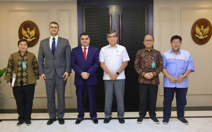 Menteri Ketenagakerjaan Yassierli foto bersama saat menerima kunjungan kehormatan Duta Besar Kerajaan Hasyimiyah Yordania untuk Indonesia Sudqi Atallah Abdel Qader Al Omoush di kantor Kemnaker, Jakarta, Jumat (20/12/2024).