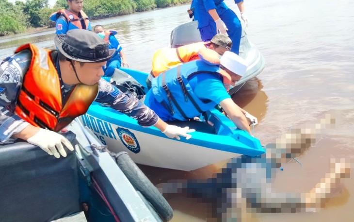 Mayat Terapung di Sungai Kapuas saat Dievakuasi, Kamis (08/02). 