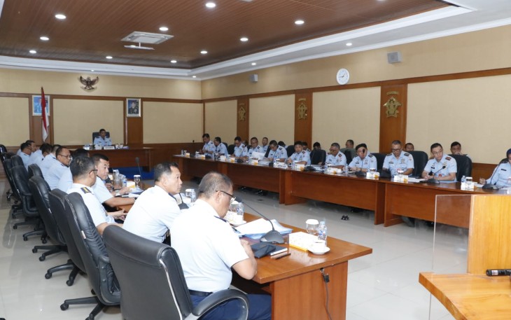 Dankoharmatau Marsekal Muda TNI Oki Yanuar, S.T., saat memimpin rapat, Rabu (07/02/2024)