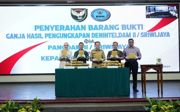  Denintel Kodam II/Sriwijaya berhasil mengungkap dan mengamankan  26, 146 kg Paket Ganja yang akan diselundupkan dari  Padang Sidempuan, Sumut ke Palembang. Hal Itu dikatakan Kapendam II/Swj Kolonel Arh Saptarendra Prasada , ST, MM dalam rilisnya, Palembang Sumsel, Selasa (13/02/2024)