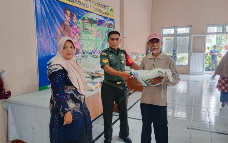 Babinsa saat Kawal Penyaluran Bantuan Beras dari Pemerintah