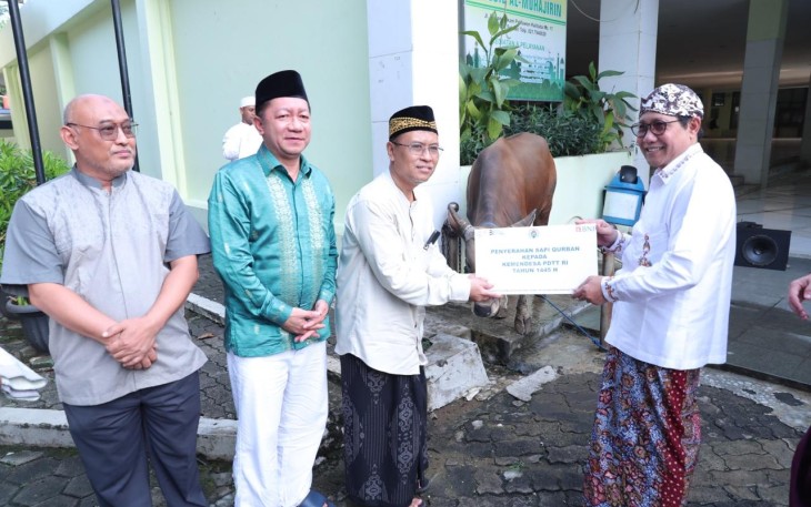 Gus Halim secara simbolis menyerahkan hewan kurban kepada Dewan Kesejahteraan Masjid (DKM) Masjid Al-Muhajirin untuk disembelih dan dagingnya diberikan kepada masyarakat yang membutuhkan.