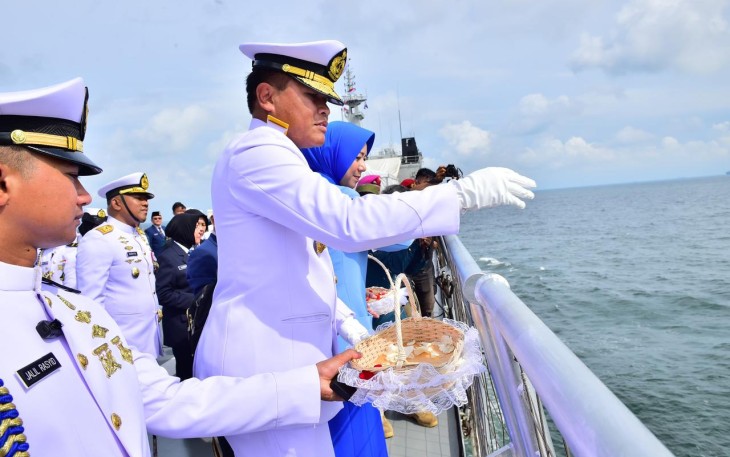 TNI Angkatan Laut (TNI AL) menggelar Upacara dan Tabur Bunga yang dipimpin oleh Kepala Staf TNI Angkatan Laut (Kasal) Laksamana TNI Dr. Muhammad Ali dari atas KRI Banda Aceh-593 yang berlayar di Teluk Jakarta, Senin (15/01)