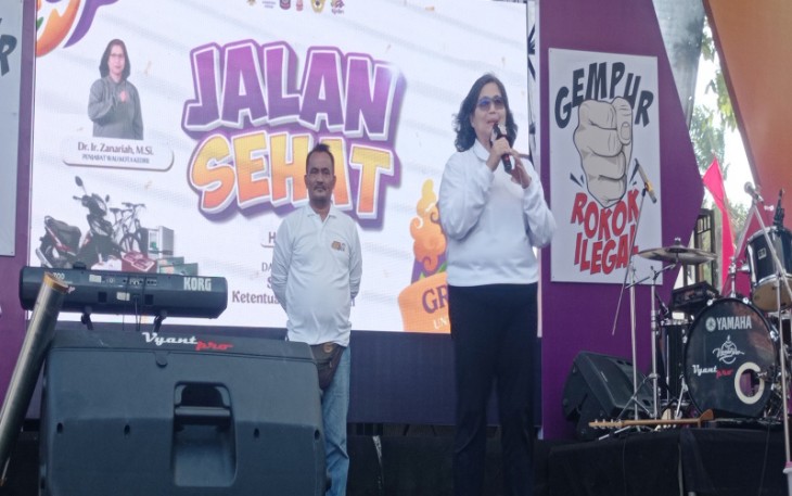PJ Walikota Zanariah didampingi Kepala Satpol PP Kota Kediri Samsul Bahri saat memberikan sambutan acara jalan sehat harmoni.