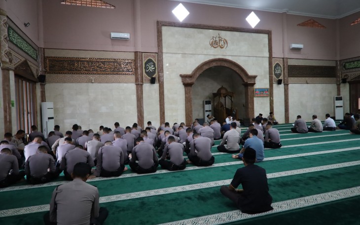 Polda Banten melaksanakan pembinaan rohani dan mental (Binrohtal), ini merupakan kegiatan rutin yang dilaksanakan oleh personel Polda Banten satu kali dalam seminggu yakni setiap hari Kamis