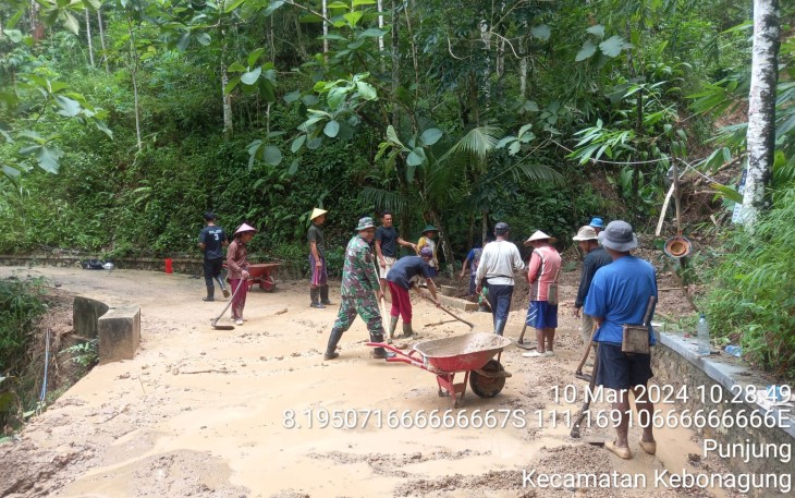 Babinsa Koramil 0801/02 Kebonagung Kodim 0801/Pacitan melaksanakan gotong royong bersama warga membersihkan material tanah longsor yang menutup jalan tepatnya berlokasi di Dusun Ketro, Desa Punjung Kec. Kebonagung, Kab. Pacitan, Minggu (10/03/2024)