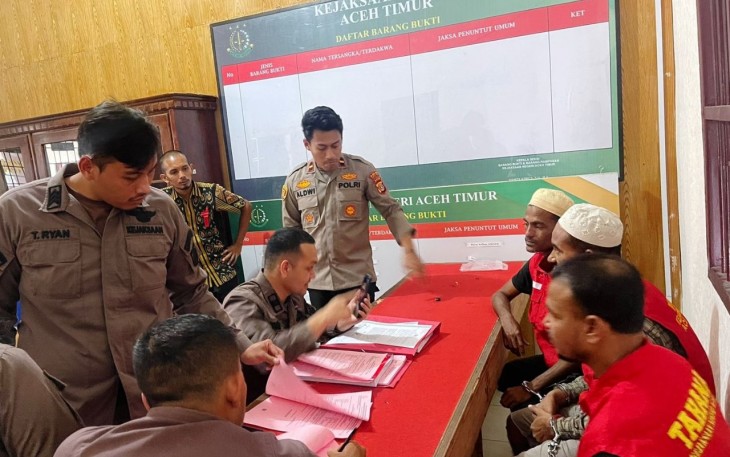 Penyidik Satreskrim Polres Aceh Timur Polda Aceh melimpahkan tiga tersangka kasus perdagangan orang (TPPO) terhadap 47 korban pengungsi etnis Rohingya ke Jaksa Penuntut Umum (JPU) Kejaksaan Negeri Aceh Timur pada Kamis (15/02/2024)