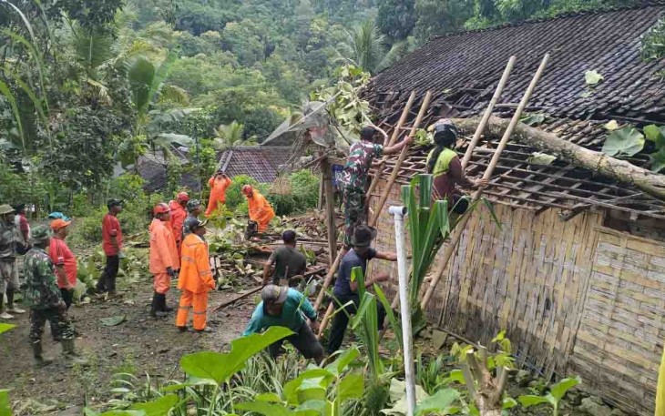 Koramil 0806-01 Trenggalek dan BPDB Bersatu Hadapi Teriakan Hujan dan Jeritan Angin