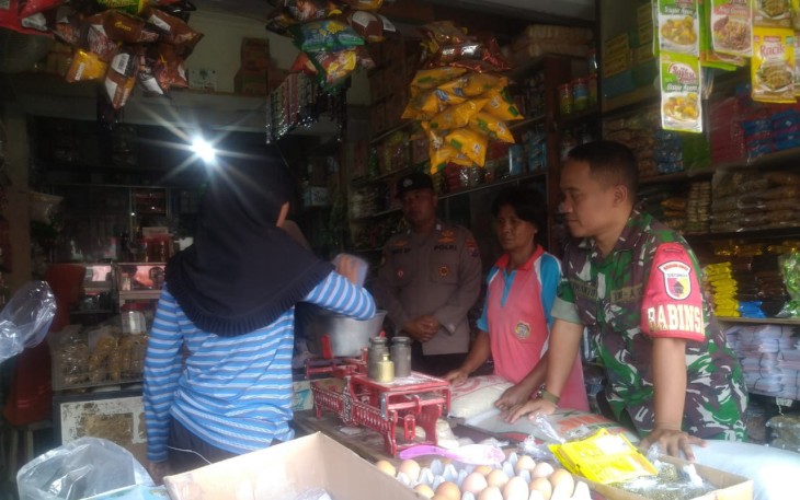 Babinsa Koramil 0801/07 Ngadirojo Kodim 0801/Pacitan melaksanakan monitoring dan pemantau ke sejumlah pedagang yang ada di pasar Ngadirojo, Kab. Pacitan, Rabu (28/02/2024)
