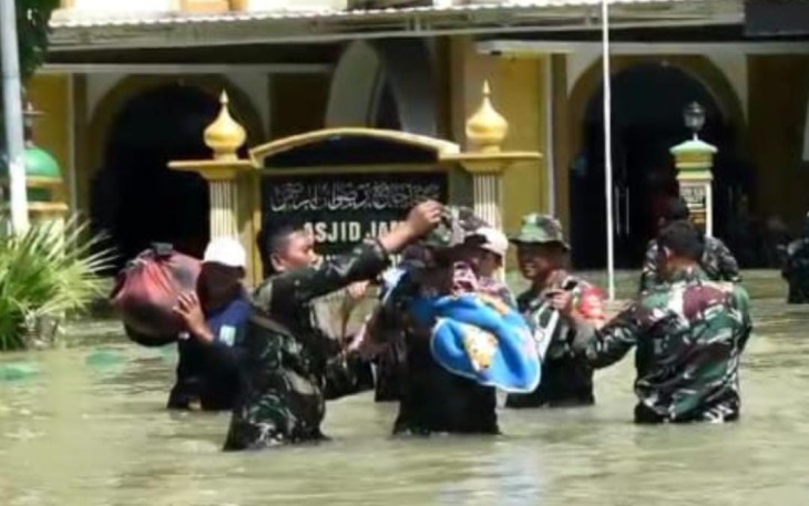 Dandim 0716/Demak Letkol Kav Maryoto bersama 100 personelnya melaksanakan evakuasi dan SAR bagi warga yang terdampak banjir akibat jebolnya beberapa tanggul sungai di wilayah Kecamatan Gajah dan Karanganyar, Kabupaten Demak, Sabtu (10/2/2024)