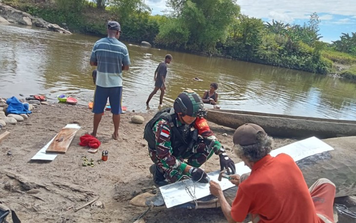 Peduli akan warganya, prajurit Satgas Yonif 310/KK yang berada di Pos Iwur bantu perbaiki sampan milik Gabriel (58) yang rusak di Kampung Kemyoin, Distrik Iwur, Kabupaten Pegunungan Bintang, Rabu (14/2/2024)