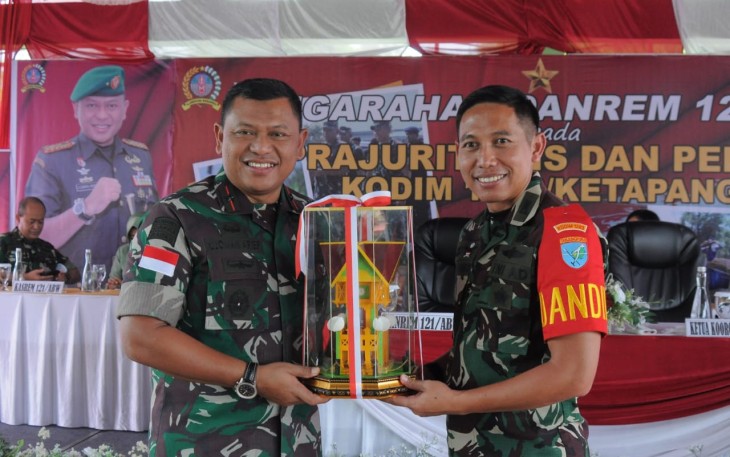 Danrem 121/Abw Brigjen TNI Luqman Arief, S.I.P., dan Ketua Persit KCK Koorcab Rem 121 PD XII Tanjungpura, Ny. Mia Luqman Arief, melaksanakan kunjungan kerja di wilayah Kodim 1203/Ktp, Ketapang, Kalimantan Barat, Sabtu (9/3/2024)