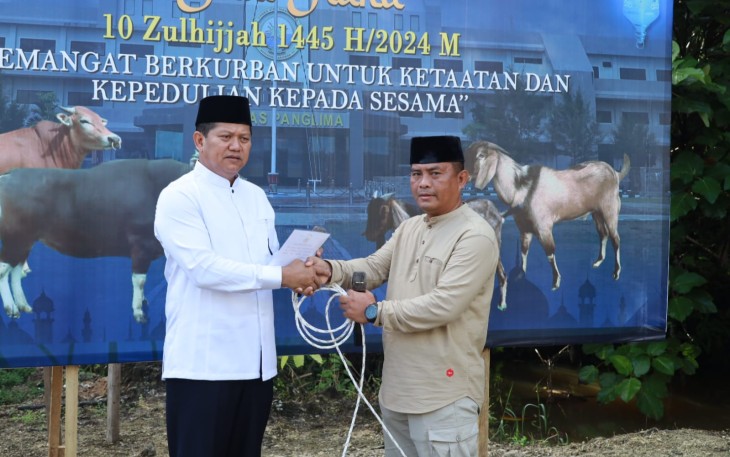 Pangkoarmada III Laksamana Muda TNI Hersan, S.H., M.Si., M.Tr. Opsla., saat penyerahan hewan kurban kepada Kadisminpers Koarmada III Kolonel Laut (P) I Komang Nurhadi, S.T., M.Tr.Hanla., M.M., selaku Ketua Panitia Peringatan Idul Adha di Koarmada III. 