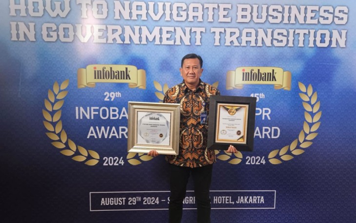 Direktur Utama PT BPR Bank Daerah Karanganyar (Perseroda) Haryono, saat menerima penghargaan Platinum Award dalam ajang "15th Infobank BPR Award 2024" di SangriLa Hotel Jakarta, Kamis (29/8/2024).