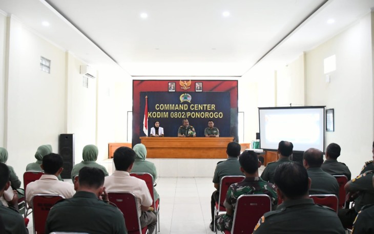 Anggota Kodim 0802/Ponorogo baik Perwira, Bintara, Tamtama dan PNS serta Persit Kartika Chandra Kirana (KCK) Cabang XVI Kodim Ponorogo mengikuti kegiatan penyuluhan kesehatan bertempat di Gedung Pamungkas Kodim 0802/Ponorogo, Senin (08/01/2024)