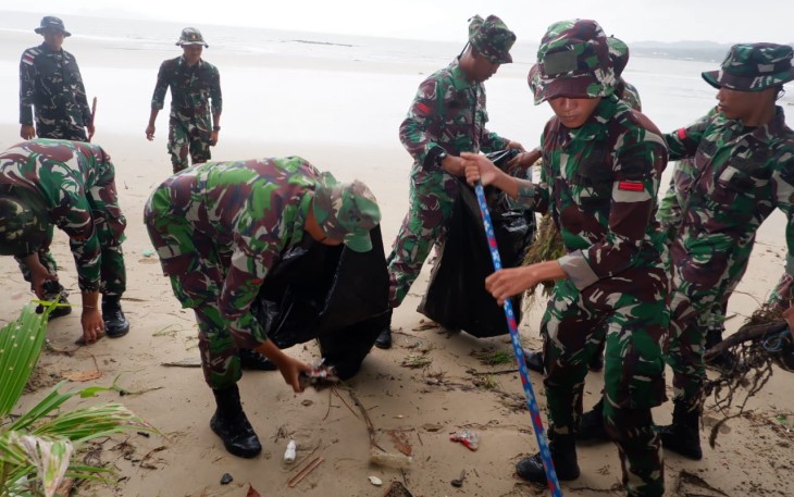 Yon Komposit 1/Gardapati Natuna saat Laksanakan Aksi Bersih Pantai Tanjung