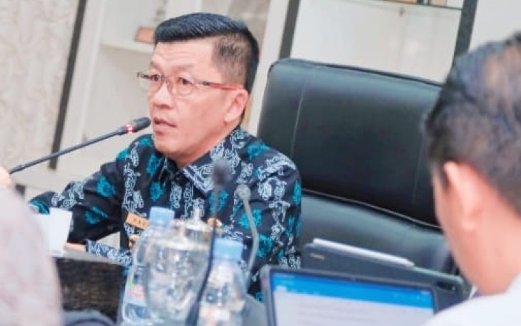 Pj. Wali Kota Tanjungpinang, Hasan, S.Sos saat rapat koordinasi bersama KPU, Bawaslu, Perangkat Daerah terkait serta camat dan lurah, yang dilaksanakan di ruang rapat Raja Haji Fisabilillah, Kantor Wali Kota, Kamis (22/2).