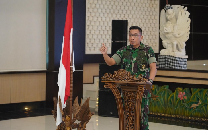 Kapendam IX/Udayana Kolonel Agung Udayana, S.E.,M.M., saat menyampaikan materi evaluasi bidang Penerangan dengan menekankan pentingnya adaptasi di era digital.