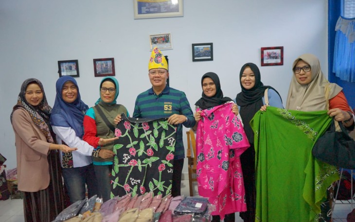 Gubernur Rohidin Mersyah saat meninjau produk hasil pelatihan berupa kain Besurek.