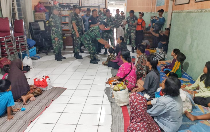 Danrem 081/DSJ Bantu Pengungsi Korban Banjir di Madiun