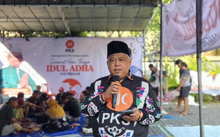 Ketua DPW PKS Jawa Timur Irwan Setiawan saat kegiatan pemotongan hewan kurban, Selasa, (18/6). 