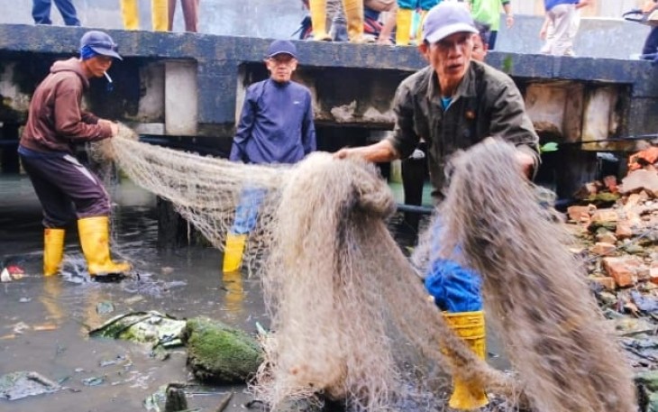 Pj Wali Kota Tanjung Pinang Turunkan Tim Kebersihan Untuk Gotong Royong Bersihkan Sampah di Wilayah Pesisir
