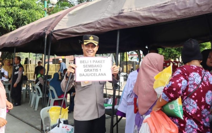 AKBP Yasir Ahmadi, SIK, MH, Kapolres Tapanuli Selatan (Tapsel), menginisiasi program beli sepaket sembako murah bagi masyarakat di bulan suci Ramadan 1445 Hijriah, maka gratis satu pakaian (baju/celana), Jumat (15/03/2024)