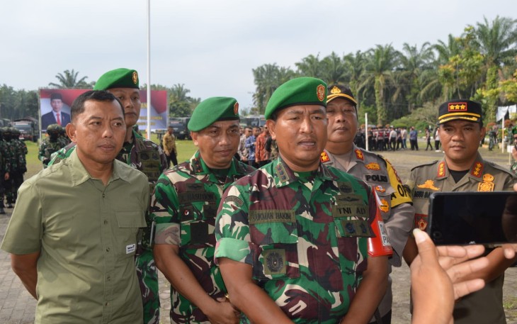 Danrem 023/KS Kolonel Inf Lukman Hakim yang juga sebagai Dansatgas Pamwil saat memimpin apel gelar pasukan Pengamanan VVIP dalam rangka kunjungan kerja Presiden RI ke wilayah Kabupaten Padang lawas Utara, Provinsi Sumatera Utara, Kamis (14/03/2024)