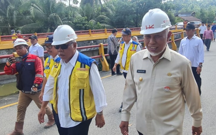 Menteri Pekerjaan Umum dan Perumahan Rakyat (PUPR) Basuki Hadimuljono meninjau penanganan Jembatan Kiambang A yang rusak akibat bencana banjir di Kabupaten Padang Pariaman pada September 2023 lalu