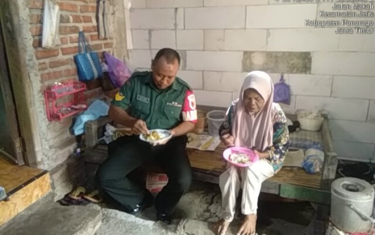  Anjangsana atau silaturahmi ke rumah warga di wilayah desa binaan merupakan salah satu kegiatan yang terus dilakukan oleh para Bintara Pembina Desa (Babinsa) Kodim 0802/Ponorogo, Selasa (09/01/2024)