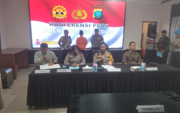 Kapolrestabes Medan Kombes Pol Dr  Teddy John Sahala Marbun SH MHum didampingi Kasat Reskrim Kompol Jama Kita Purba dan Kapolsek Medan Barat Kompol Rosa Piliang di Mapolrestabes Medan, Selasa (30/1/2024).
