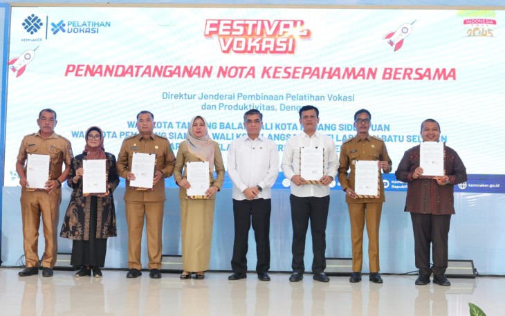 Menaker Yassierli saat membuka 'Festival Vokasi 2024' bertema 'Menyatukan Talenta dengan Membangun Ketenagakerjaan yang Inklusif', di Balai Besar Pelatihan Vokasi dan Produktivitas (BBPVP) Medan, Sumatera Utara, Senin (23/12/2024). 