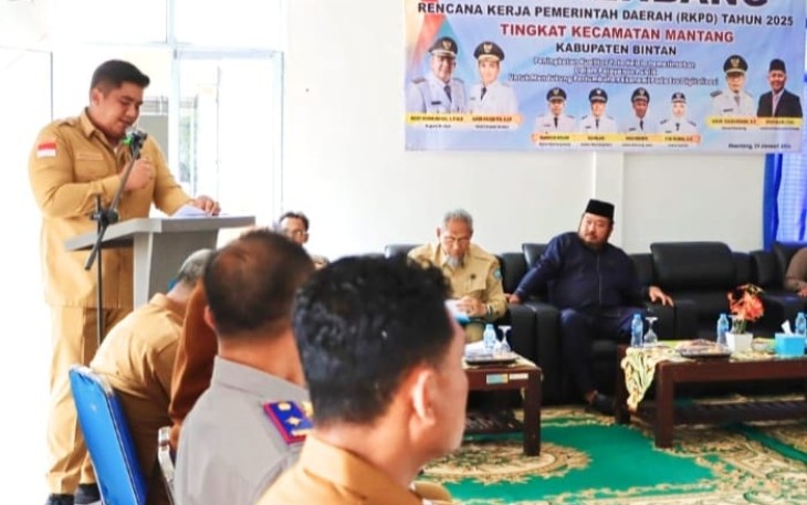 Senin (29/01), Bupati Roby bersama seluruh Kepala OPD hadir di Kecamatan Mantang dan Bintan Pesisir.