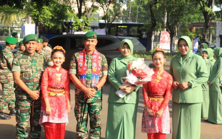 Dandim 0505/Jakarta Timur Letkol Arm Suyikno,S,Sos,M,Si, Menyambut kunjungan kerja Danrem 051/WKT, Brigjen TNI Riyanto S.I.P, bersama Ketua Persit Kartika Chandra Kirana Koorcab Rem 051 PD Jaya Ny. Nanik Riyanto dan rombongan untuk silaturahmi tatap muka dihadapan para prajurit, PNS dan Persit Kartika Chandra Kirana Cabang XIX Kodim 0505