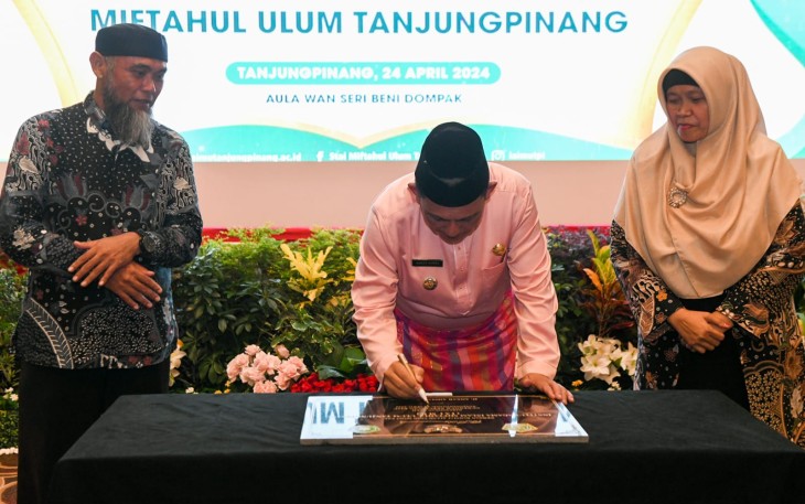 Gubernur Kepulauan Riau H. Ansar Ahmad meresmikan Institut Agama Islam Miftahul Ulum (IAI-MU) Tanjungpinang yang ditandai dengan penandatanganan prasasti di Aula Wan Seri Beni, Dompak, Tanjungpinang, Rabu (24/04)